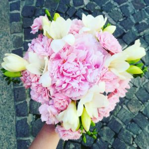 Bouquet con peonia, fresie e garofani