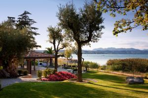 Giardino e gazebo sul Lago di Garda