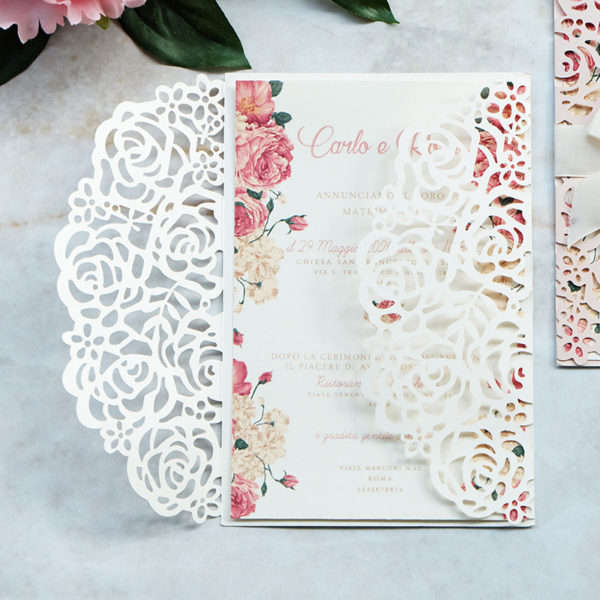 Invito nozze con copertina a libro lasercut con rose