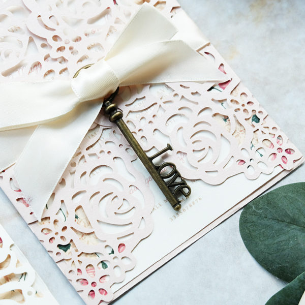 Invito nozze con copertina a libro lasercut con rose