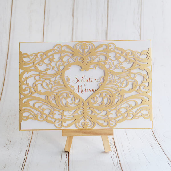 invito con copertina orizzontale lasercut con cuore centrale