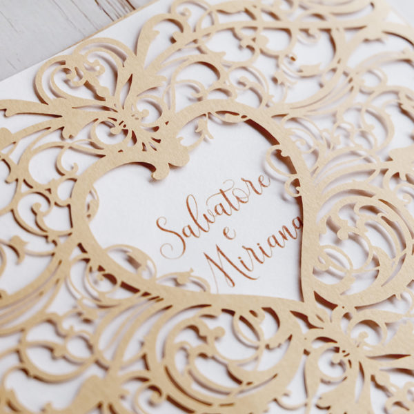 invito con copertina orizzontale lasercut con cuore centrale