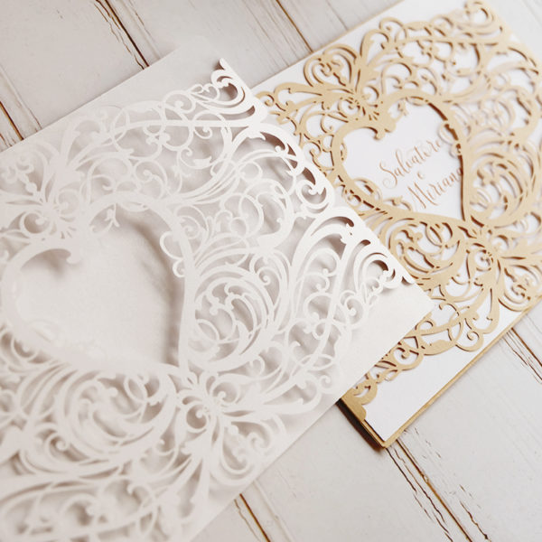 invito con copertina orizzontale lasercut con cuore centrale