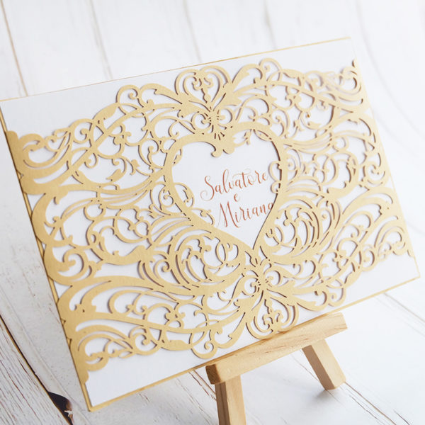 invito con copertina orizzontale lasercut con cuore centrale