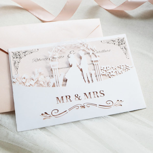 invito con copertina orizzontale lasercut con sccritta MR & MRS e sposi