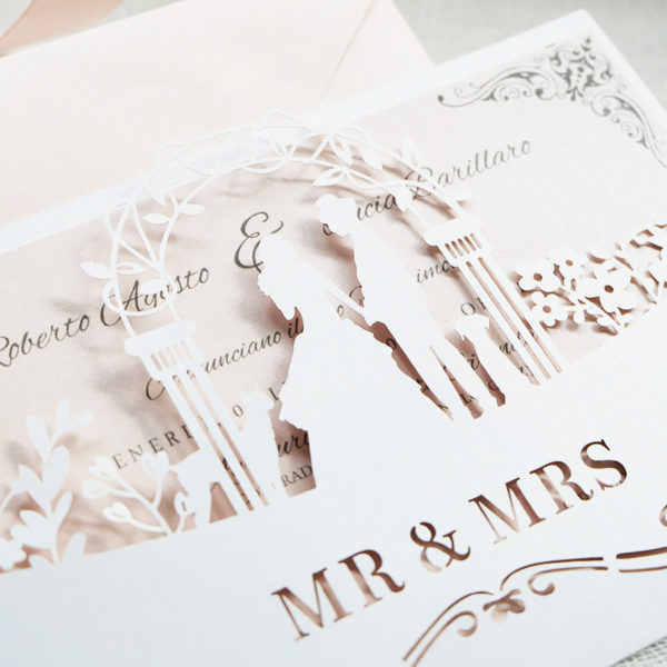 invito con copertina orizzontale lasercut con sccritta MR & MRS e sposi