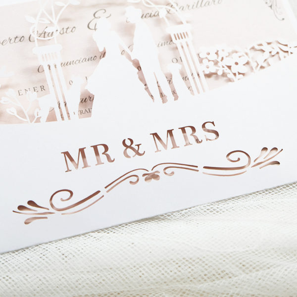 invito con copertina orizzontale lasercut con sccritta MR & MRS e sposi