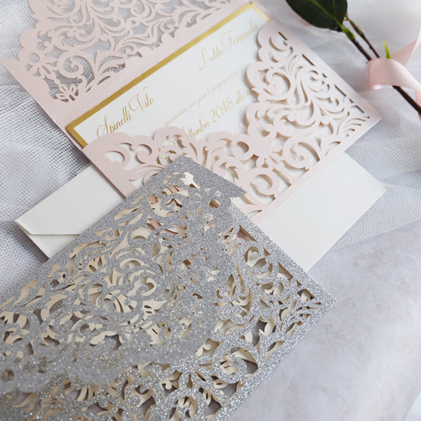 invito con copertina orizzontale lasercut con decori romantici