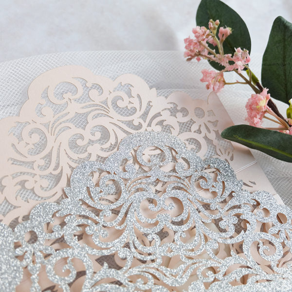 invito con copertina orizzontale lasercut con decori romantici